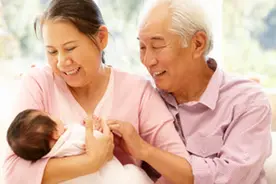 照顾新生儿，奶奶喜欢做这7件“坑娃”的事，妈妈发现要马上阻止图片