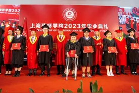 感动！励志！毕业典礼上 经历17次大手术的他坚持从轮椅上站起来接受拨穗图片