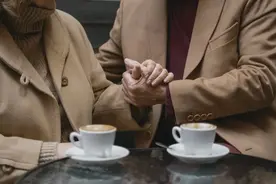 男人沉默不一定是冷战，还有可能是这两种情况，别误解了伤了感情图片