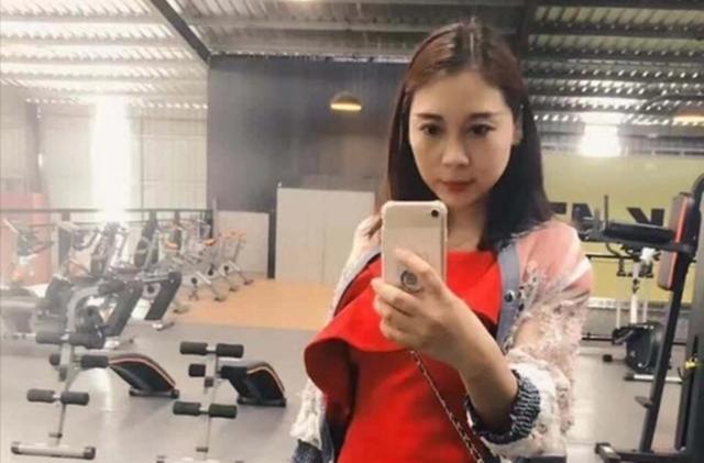 劳荣枝年轻照片:从幼师班毕业当老师 长得漂亮身材好(劳荣枝照片生活)