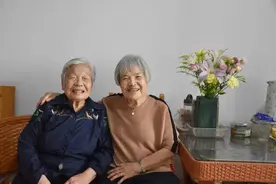自制“隐形增高鞋垫”参军，湘女姐妹花牵手上天山图片