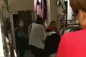 大婆手撕小三，剪去小三头发，脱光衣服游街，网友直呼过瘾图片