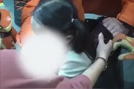 山东威海 一小女娃贪玩坐进垃圾桶被紧紧卡住，家长想尽办法无法救出只好报警求助图片