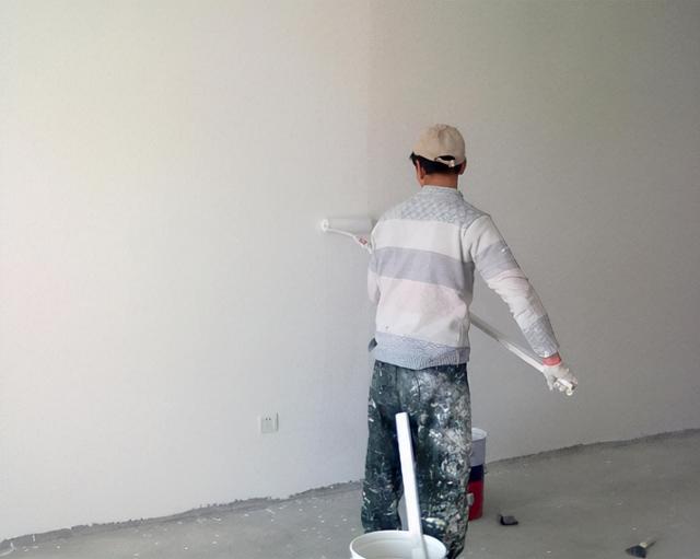 11年前,那个叫嚣"我爸是李刚"的李启铭,现在沦落成了刷墙工