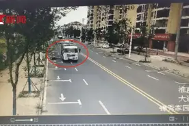 环卫司机称拍苍蝇带偏方向盘，致七旬老人被撞身亡，环卫处回应图片