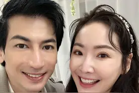 45岁女星自曝结婚！与小7岁男友因疫情结缘，男方曾在厕所求婚图片