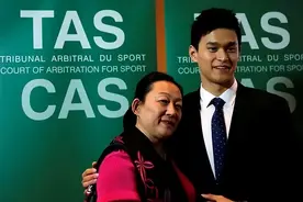 孙杨上节目，其母全程贴身照顾，还替儿子喊冤：明星都是弱势群体图片