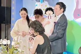 向佐夫妇给儿子办周岁宴，全家福曝光，郭碧婷随便一打扮就很惊艳图片