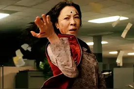 8.8分神作《瞬息全宇宙》，60岁杨紫琼颠覆出演，年度黑马科幻片图片