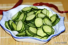 不出门也有菜吃，遇到这种菜，买30斤冻起来，从夏吃到冬，真香啊图片