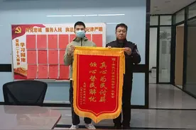 西安碑林公安 | 民警助力讨薪 民工锦旗致谢图片