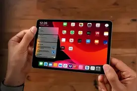 iPadOS 15.4 上的一个实用小功能，可以自动调整音量按键位置图片