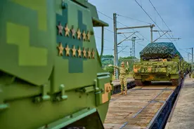 东部战区某部跨区投送，重型装备已上火车图片