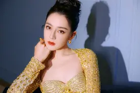 迪丽热巴连续参加两场活动，造型判若两人，但腹部却始终成为焦点图片