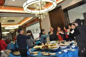 江苏52岁暴发户，坐拥8套房4辆豪车，酒席用3瓶“高档酒”引非议图片