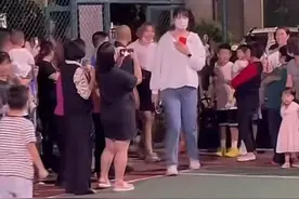 女篮姑娘参加活动！张茹又飒又美，李月汝穿着大方，妹妹成焦点图片