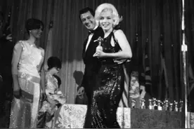 1962年，玛丽莲·梦露离奇死亡，殡仪师看到遗体后为何怆然落泪？图片