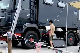 撒贝宁一家去露营，超级豪华房车曝光，和卡车一样大上车要用梯子图片