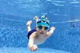 警惕！孩子游泳时出现这种迹象，说明溺水了，要尽快援救图片