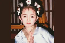 杨幂：4岁开始演戏，5岁参演星爷作品，名副其实的童星图片