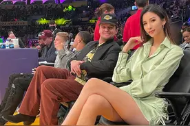 湖人华裔女球迷抢镜！大秀身材身份特殊，近距离偷拍库里太开心图片