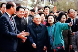 一九七九年那是一个春天，有一位老人在中国的南海边画了一个圈…图片