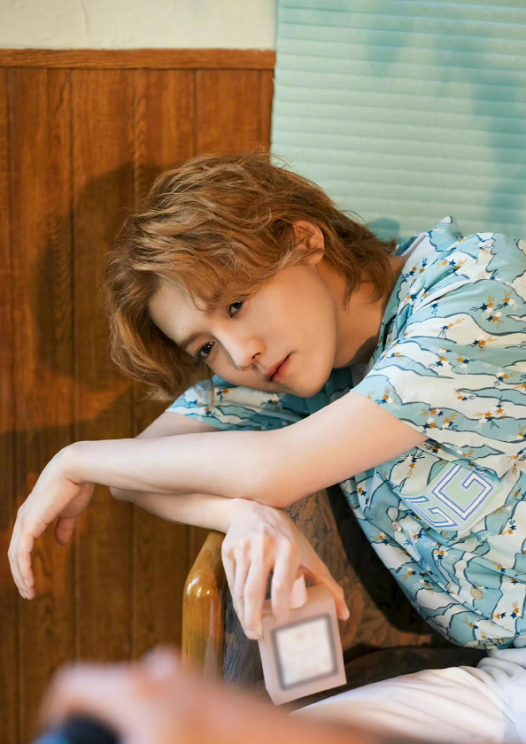 32岁鹿晗重现丸子头造型!穿短袖脸肿一圈显油腻,跟年轻时没法比