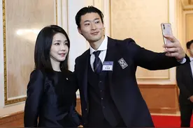 俊男靓女！韩国总统设国宴接风国足，帅哥曹圭成搂美貌第一夫人自拍图片