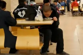 数学天才韦东奕：把头发剃成了寸头，邋里邋遢根本不在乎形象图片