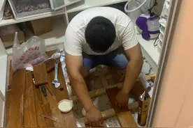 浙江女主将主卫改衣帽间，一年后返臭不止，拆开衣柜一看，真相了图片