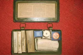 二战时 美军单兵装备中最不能缺少的是什么？绝对是能救命的医疗包图片