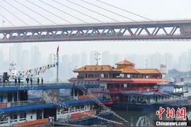 重庆洪崖洞客运码头开港运营：市民乘“头班船”重温儿时过江记忆图片