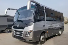 新布局中巴房车，奔驰座椅+双人上下铺，长途旅行您会选择它吗？图片