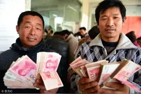 农民存款50万，是不是农村最有钱的人了，答案肯定是村里最有钱的图片