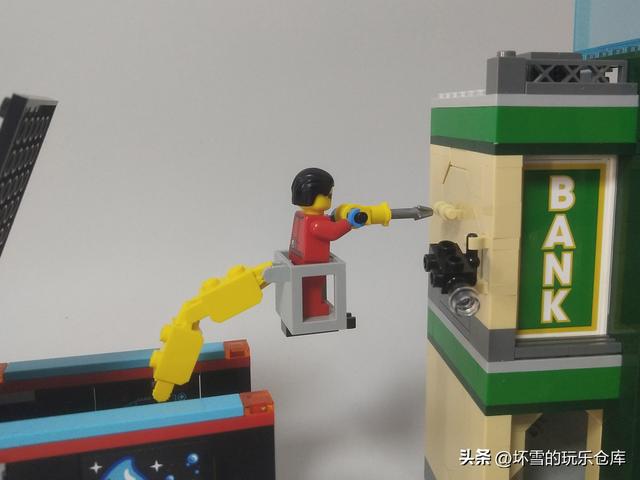 乐高城市组套装试玩，警察大战银行抢匪，保障乐高城市安全
