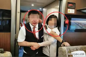 太危险！湖北年轻女子“一丝不挂”大闹高铁，当众全裸高难度劈叉图片