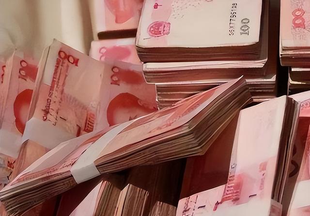 “头号警花”王菲：是86名高官的公用情妇，包中携带大量安全套