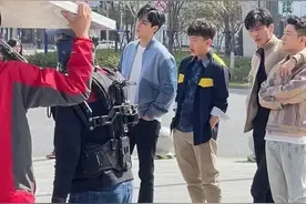 因为主演身高接近一米九，配角纷纷垫木板，增高鞋都不够用图片