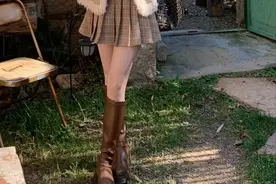 别再学网红穿“短裙+丝袜”了，很土！看这3组对比图你就知道了图片