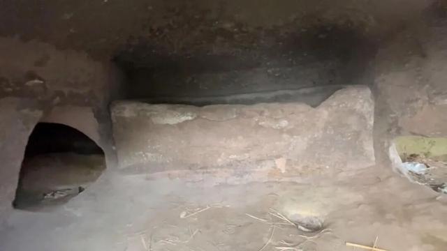 重庆永川闹市边发现一处奇观，山坡全被掏空，到处是窟窿