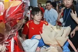 全红婵回国10天了还没回家，爸妈吃饭神情落寞，迈合村租户都急了图片