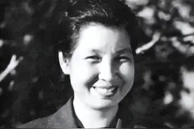 1985年，曾志重返井冈山，看望流落在民间的儿子，留下几张全家福图片