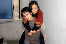 13岁“背母上学”的刘霆，10年后变性成女人，选美大赛上成功获奖图片