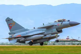 歼10C能胜过F16V么？美媒：歼10C是中国空军脊梁，可与F16V相媲美图片