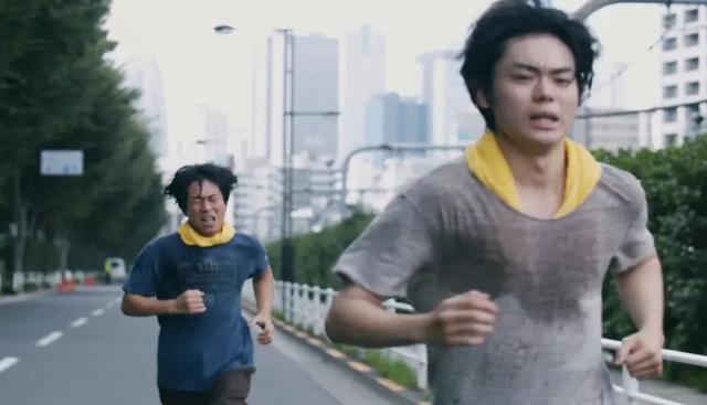 冬天跑步的年轻人，在城市冒险中重新定义自己