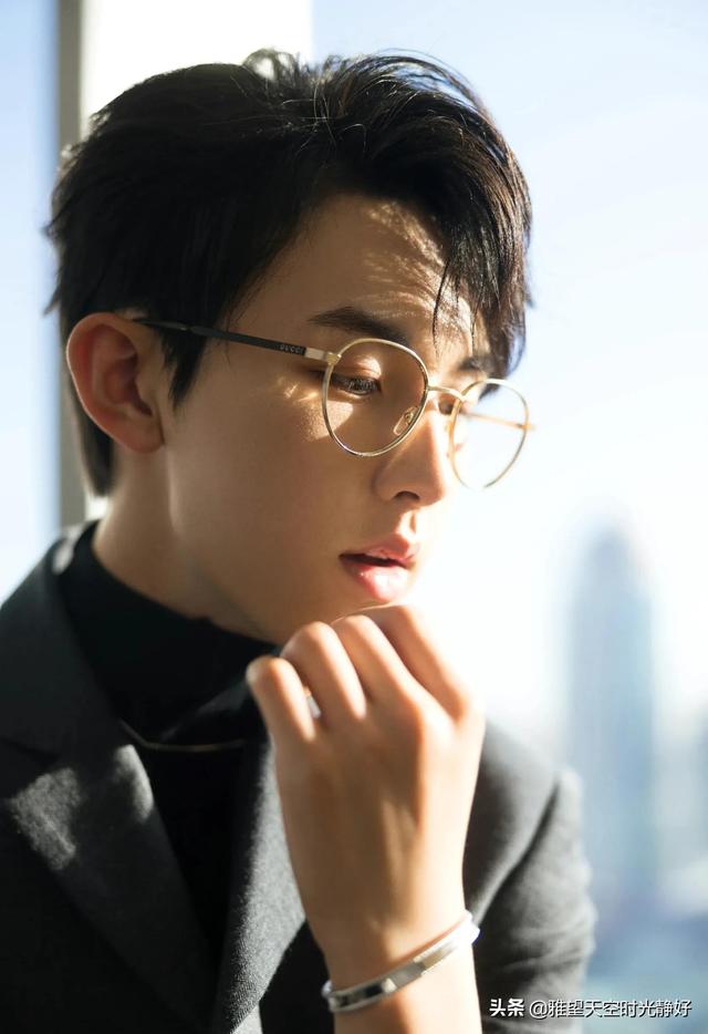 张翰戴眼镜再现"占南弦"扮相,"霸道总裁"一脸禁欲狂吸粉(张翰的的眼睛