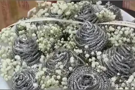 情比钢坚！河南：男子520定制钢丝球花束送女友，网友：够实用图片