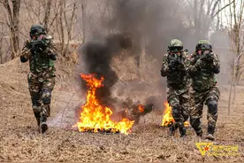 超燃大图！直击武警特战队员综合演练现场图片