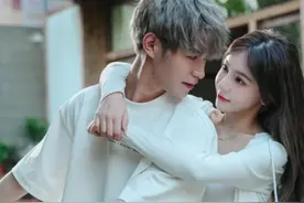 童锦程女秘书身材完美，红黑丝袜尽显大长腿，难怪和林七七当姐弟图片