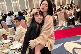 小S参加同性婚礼，与舞蹈老师亲密照曝光，两人搂在一起眼神迷离图片
